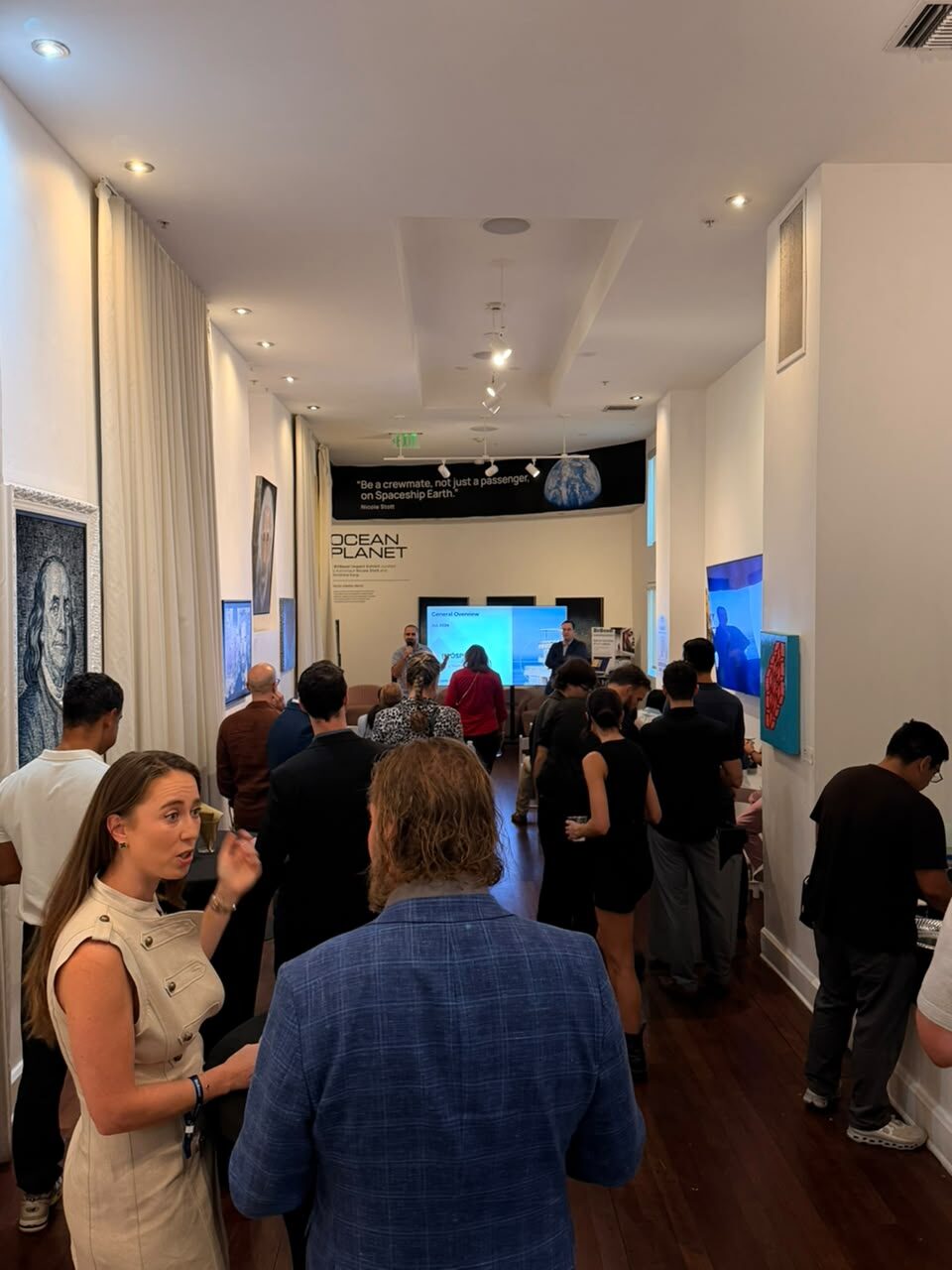 Guests connecting at the Próspera evening in Miami