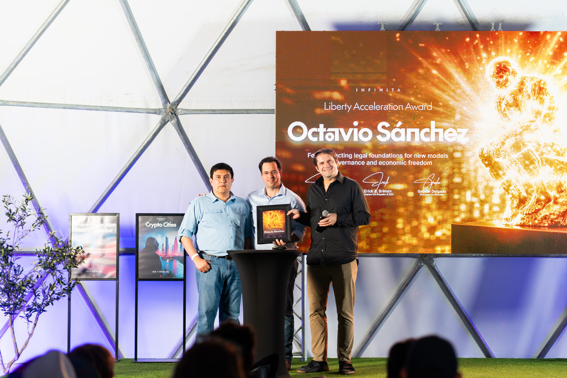 Octavio Sánchez receiving the Liberty Acceleration Award